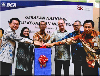 Bunyi sirine menandai dibukanya Pameran Literasi Keuangan 2014 oleh Kepala Kantor Wilayah IV BCA Frengky Chandra Kusuma, Deputi Komisioner Pengawas Perbankan II OJK Endang Kussulanjari, Wakil Walikota Mataram H. Mohan Roliskana, Direktur BCA Anthony Brent Elam, Pemimpin BI Provinsi Nusa Tenggara Barat Bambang Himawan, Kepala Kantor OJK Provinsi Nusa Tenggara Barat Yusri di Mataram Mall II, Lombok.