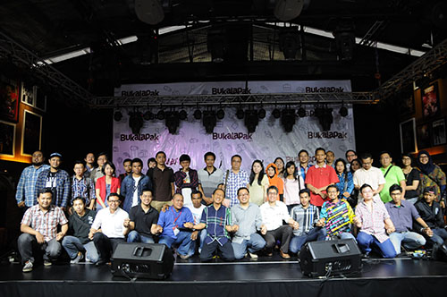 Tim Bukalapak bersama para penjual pemilik akun, di Kemang, Jakarta, Selatan, Selasa, 18 Maret 2014. Foto: Tim Bukalapak.com