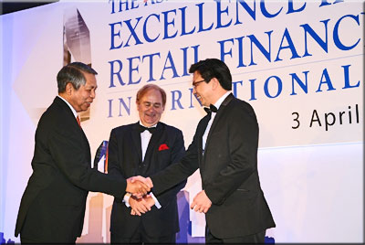 Direktur PT Bank Central Asia Tbk (BCA) Suwignyo Budiman (kiri) menerima penghargaan Best Retail Bank in Indonesia dalam ajang The Asian Banker’s International Excellence in Retail Financial Services Awards 2014 di Shangri-La Hotel, Sydney (3/4).