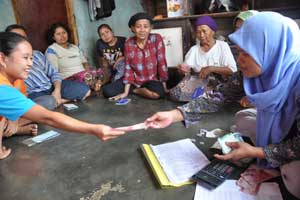 Masyarakat berpenghasilan rendah juga membutuhkan perlindungan asuransi. Asuransi mikro syariah bisa menjawab kebutuhan tersebut. Foto: Ibrahim Aji