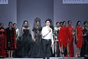 Mamita, Busana Ala Spanyol Kreasi Denny Wirawan