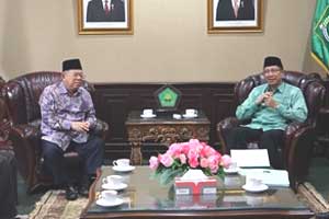 Menteri Agama Lukman Hakim Saifuddin dan Ketua Umum MUI KH Ma'ruf Amin serta para ulama MUI lainnya, di kantor Kemenag Jakarta. foto :Kemenag