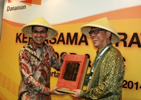 Direktur Danamon - Muliadi Rahardja (kanan) dan Country Manager IFC Indonesia - Sarvesh Suri berfoto usai penandatanganan naskah kerjasama.