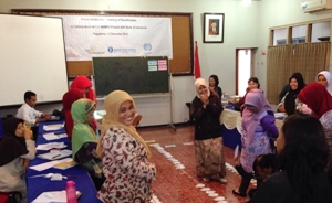 Ibu-ibu Pekerja Rumahan di Yogyakarta sedang mengikuti pelatihan edukasi finansial ILO MAMPU yang merupakan hasil kerja sama antara PT Sun Life Finansial Indonesia.