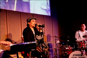 Tompi saat pertunjukkan Nyanyian Untuk Indonesia Timur