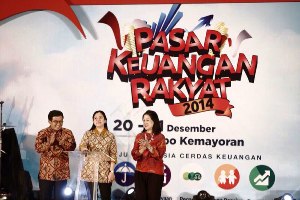 Menteri Koordinator Bidang Pembangunan Manusia dan Kebudayaan - Puan Maharani bersama Ketua Dewan Komisioner dan anggota Dewan Komisioner OJK saat pembukaan Pasar Keuangan Rakyat di Jakarta International Expo Kemayoran.