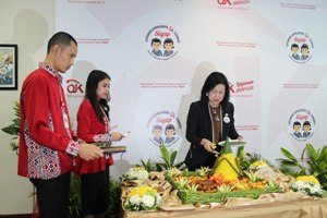 Anggota Dewan Komisioner OJK yang membidangi Edukasi dan Perlindungan Konsumen - Kusumaningtuti S. Soetiono memotong tumpeng menandai peluncuran tag-line SIGAP.