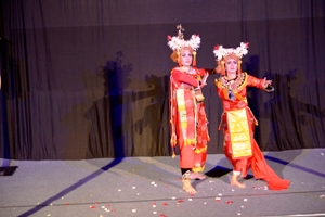 Pagelaran Legong Sampik Engtay di Galeri Indonesia Kaya, Jakarta.