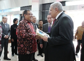 Menteri Koperasi dan UKM - Anak Agung Gede Ngurah Puspayoga saat menerimja kunjungan delegasi KAA 2015 dari Mesir di Gedung Smesco Indonesia Jakarta.