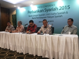 Ketua Umum Asbisindo 2015 - 2016 Agus Sudiarto (kedua dari kiri) saat memberikan sambutan usai Munas Asbisindo hari ini di Jakarta.