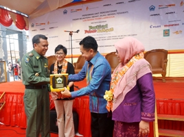 Suasana peresmian Festival Pasar Rakyat yang digelar Danamon Peduli di Pasar Lambocca, Kabupaten Bantaeng, Sulawesi Selatan pada hari ini, Senin (27/4).