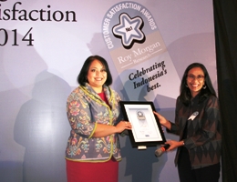 Michellina Triwardhany, Direktur Consumer Banking Danamon (kiri) menerima piagam dari Ira Soekirman, Direktur Roy Morgan Research Indonesia (kanan) dalam ajang Customer Satisfaction Award 2014 di Jakarta.