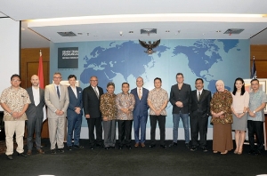 Direktur Jenderal Pengembangan Ekspor Nasional - Nus Nuzulia Ishak (ketiga dari kanan) mendampingi Kepala BEKRAF - Triawan Munaf (keenam dari kanan) dalam Equator Film Expo (EFX) Film Forum.