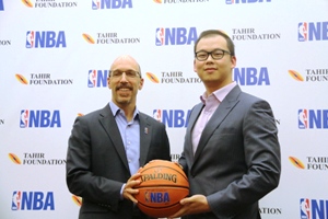 Managing Director NBA Asia Scott Levy dan Tahir Foundation Co-Chair Jonathan Tahir berpose dengan bola resmi NBA sebagai simbol dimulainya kerjasama jangka panjang antara NBA dan Tahir Foundation.