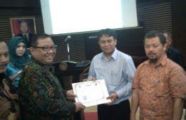 Menteri Koperasi dan UKM - Anak Agung Gede Ngurah Puspayoga (Kiri) saat menyerahkan launching Sertifikat Nomor Induk Koperasi (NIK) di Auditorium Kemenkop dan UKM - Kuningan, Jakarta.