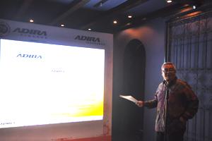 Direktur Utama Adira Insurance - Indra Baruna saat mempresentasikan kinerja positif Adira Insurance Syariah.