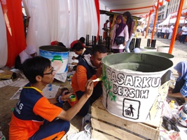 Kegiatan Lomba Mengecat Tong Sampah bagi pelajar dalam rangka memeriahkan "Jelajah Pasar Rakyat Nusantara" Danamon Peduli di Serang, Banten.
