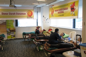 Kegiatan donor darah karyawan Bank Danamon.