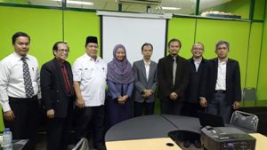 Pimpinan Universitas Azzahra bersama mahasiswa yang menggunakan Metodologi Islam dalam tesisnya.