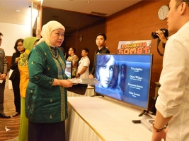 Dirjen PEN Kemendag - Nus Nuzulia Ishak memperhatikan karya Animasi Indonesia saat launching acara BIAF 2015.
