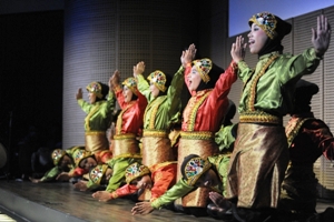 Pertunjukan tarian tradisional Aceh Tangloung Nanggroe Budaya Bangsa di Auditorium Galeri Indonesia Kaya.
