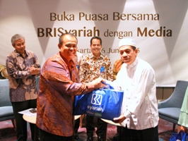 Dirut BRI Syariah - Moch. Hadi Santoso (kiri) menyerahkan simbolis souvenir haji kepada M. Arifin - nasabah tabungan haji BRISyariah untuk keberangkatan tahun 2015.