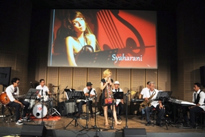 Penyanyi jazz Syaharani saat tampil dalam pentas A Jazz Tribute to Sultan.