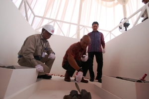 Presdir PT OMRON Manufacturing of Indonesia, Irawan Santoso (tengah) bersama President of Omron Asia Pasific Yutaka Iitaka (kanan) melakukan peletakan batu pertama fasilitas baru PT OMRON di Ejip Industrial, Jawa Barat, Senin (3/8).