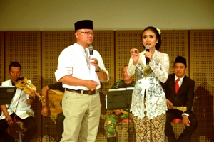 Pentas keronong dan monolog "Sapu Lidi" dari Sruti Respati & Friends dengan Putu Fajar Arcana di Galeri Indonesia Kaya Jakarta.