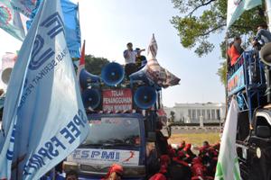 Buruh berdemo di depan Istana Negara 1 September 2015.