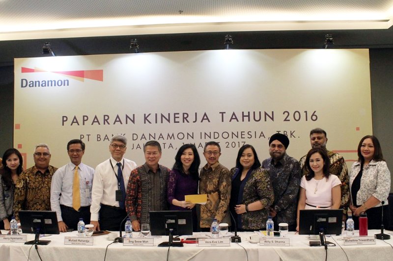 Jajaran direksi Danamon Group berfoto bersama usai pemaparan kinerja 2016, Rabu (1/3). Foto: MySharing