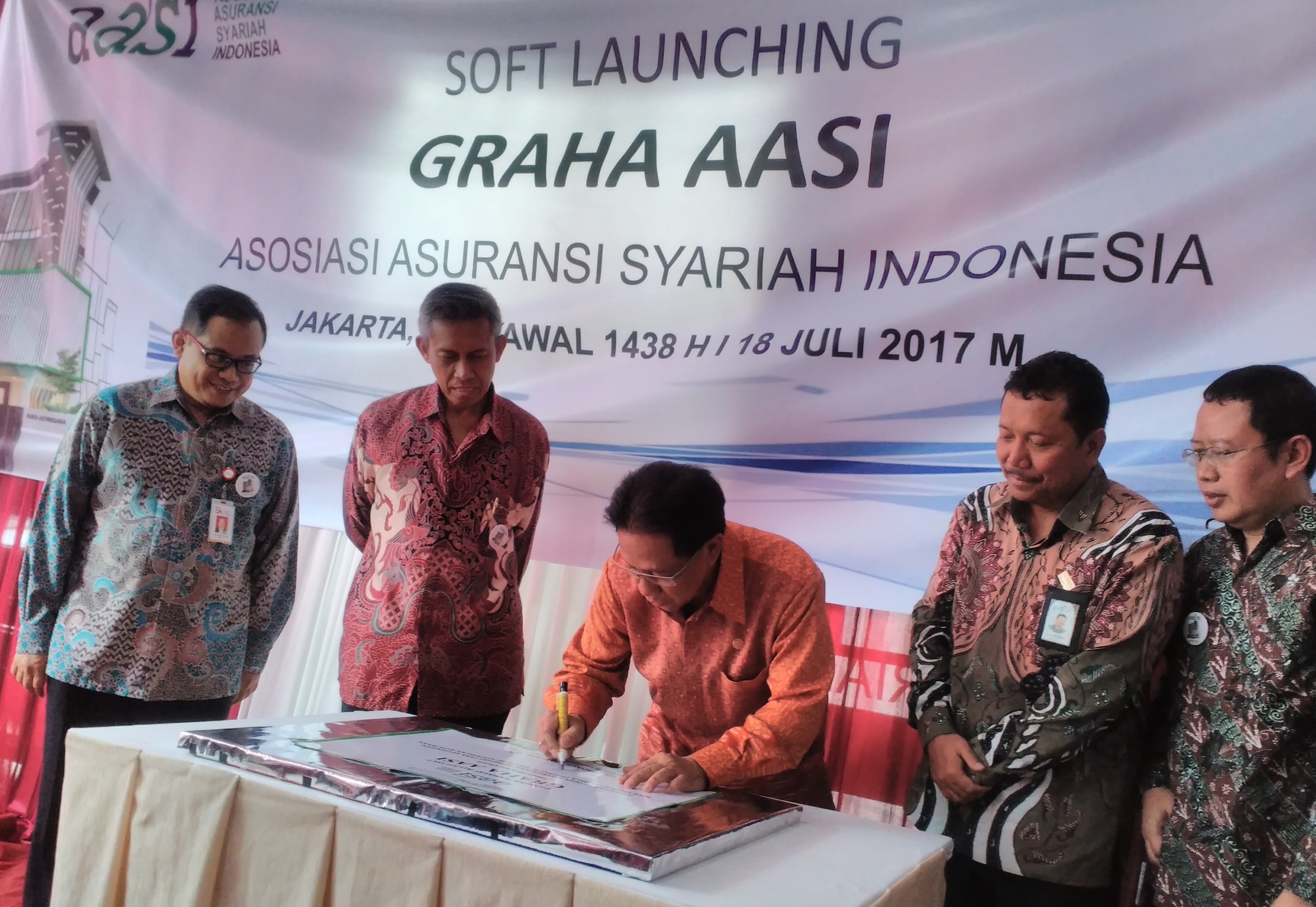 Wakil Sekertaris Jenderal MUI, Amirsyah Tambunan (kemeja batik, sebelah kiri) saat membacakan peryataan sikap MUI terkait penutupan Masjid Aqsa oleh Zionis Israel, di kantor MUI Pusat, Jakarta, Kamis (20/7). foto:MySharing.