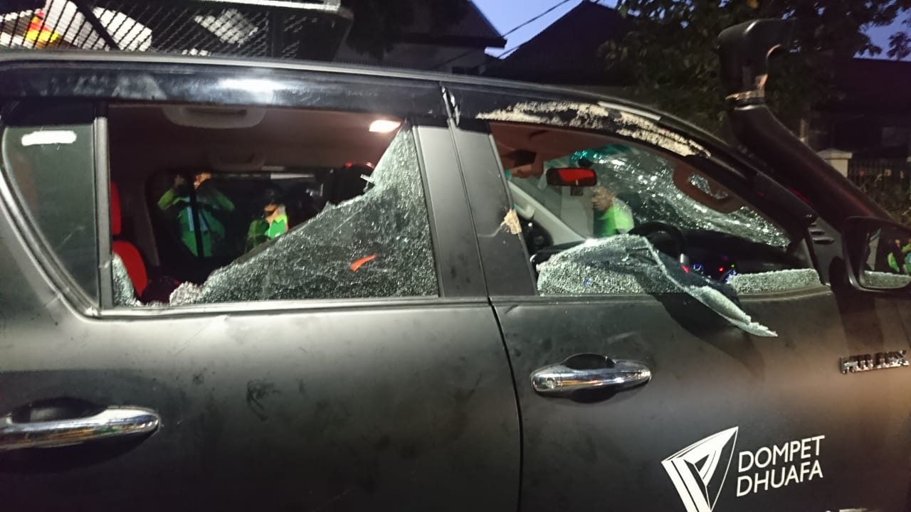 MobilDompet Dhuafa yang hancur kaca samping dan depannya. Foto: Dompet Dhuafa