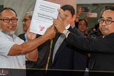 Ketua Tim Hukum BPN Bambang Widjojanto menyerahkan berkas pendaftaran gugatan perselisihan hasil Pemilu 2019 ke Panitera MK. Foto: Antara/Hafidz Mubarak A