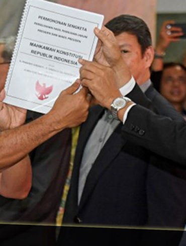 Ketua Tim Hukum BPN Bambang Widjojanto menyerahkan berkas pendaftaran gugatan perselisihan hasil Pemilu 2019 ke Panitera MK. Foto: Antara/Hafidz Mubarak A