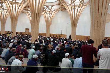 Suasana ibadah di Masjid ramah lingkungan pertama di Eropa, Cambridge Mosque Central. Foto: Akun Twitter @irahman