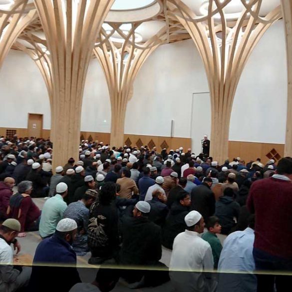 Suasana ibadah di Masjid ramah lingkungan pertama di Eropa, Cambridge Mosque Central. Foto: Akun Twitter @irahman