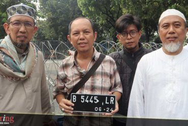 Deden F. Radjab dan teman-teman pada aksi 14 Juni 2019 di ke Mahkamah Konstitusi. Foto: MySharing