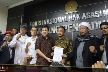 Perwakilan demonstran di depan Komnas HAM, Jumat (28/6). Foto: MySharing