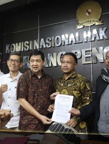 Perwakilan demonstran di depan Komnas HAM, Jumat (28/6). Foto: MySharing