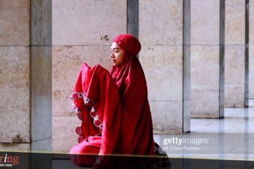 Muslimah beribadah di Masjid Istiqlal Jakarta. Foto: Getty Images/ Ali Trisno Pranoto