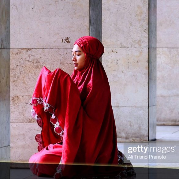 Muslimah beribadah di Masjid Istiqlal Jakarta. Foto: Getty Images/ Ali Trisno Pranoto