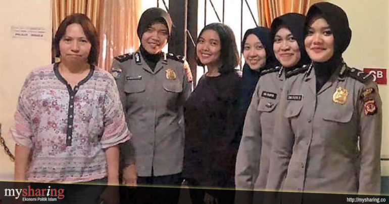 SM bersama polwan di RS Polisi Kramatjadi