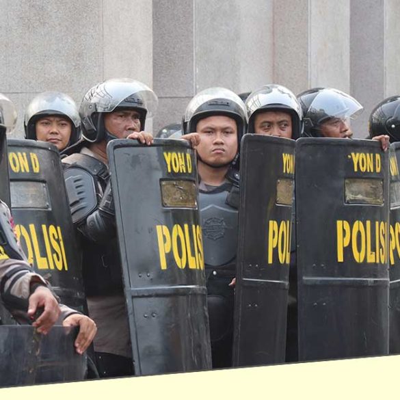 Polisi menangani pengunjuk rasa