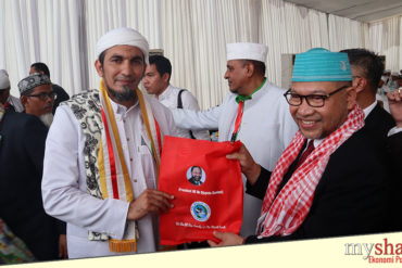 Presiden Perdamaian Dunia atau TWPC, YM Mr Djuyoto Suntani memberikan kenang-kenangan kepada Ketua Umum FPI, KH. Shobri Lubis di sela-sela Reuni 212, Senin (2/11)
