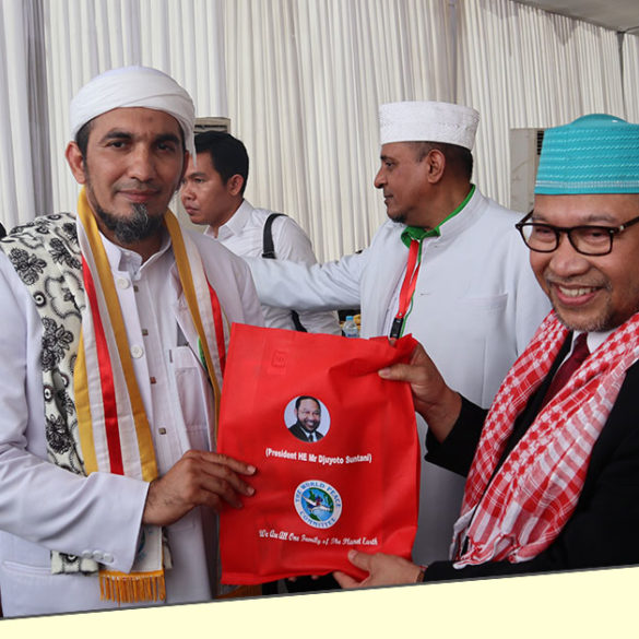 Presiden Perdamaian Dunia atau TWPC, YM Mr Djuyoto Suntani memberikan kenang-kenangan kepada Ketua Umum FPI, KH. Shobri Lubis di sela-sela Reuni 212, Senin (2/11)
